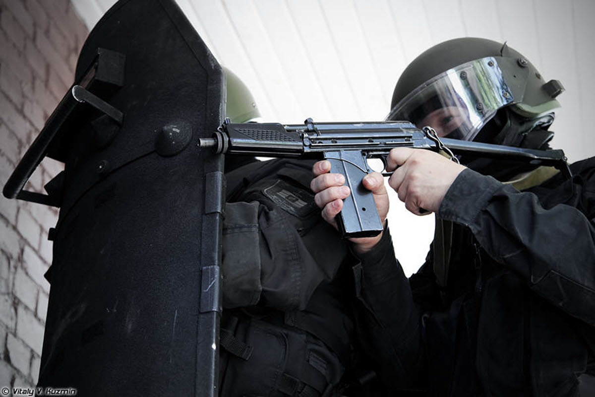 Бойцы в защитном шлеме ЗШ-1-2М