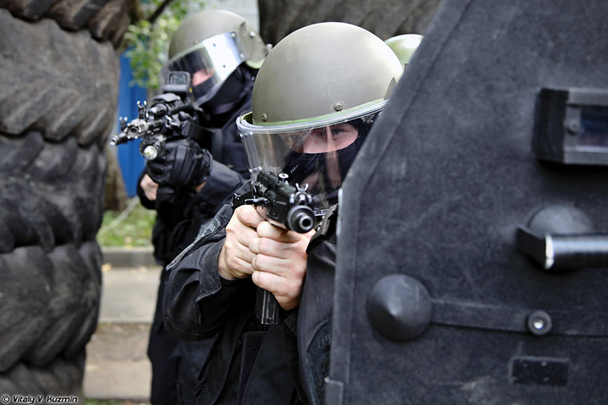 Бойцы в защитном шлеме ЗШ-1-2М