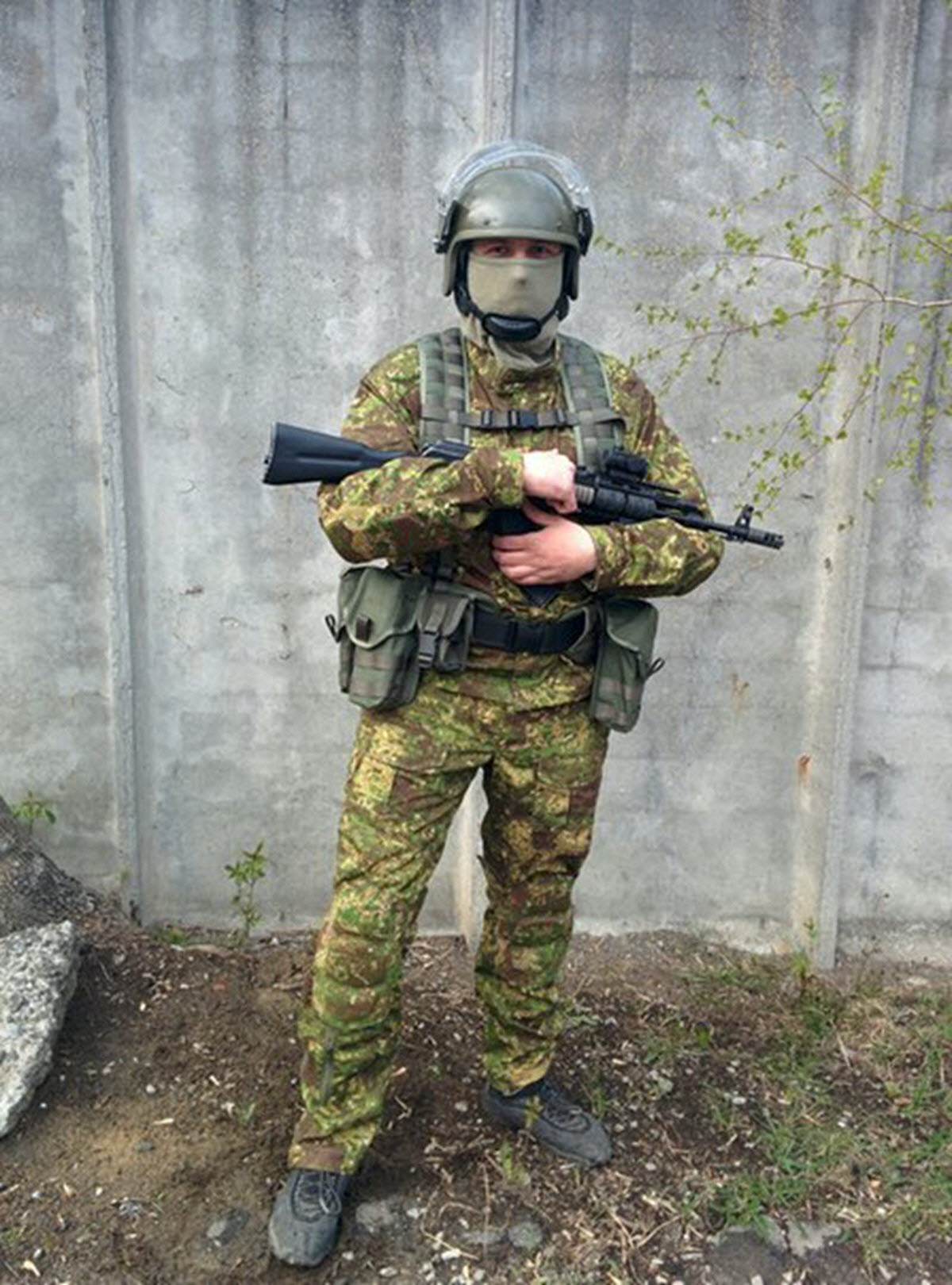 Бойцы в защитном шлеме ЗШ-1-2М