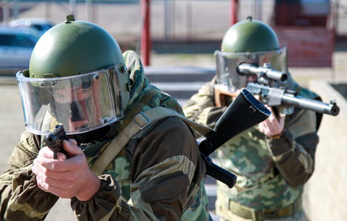 Бойцы в защитном шлеме ЗШ-1-2М