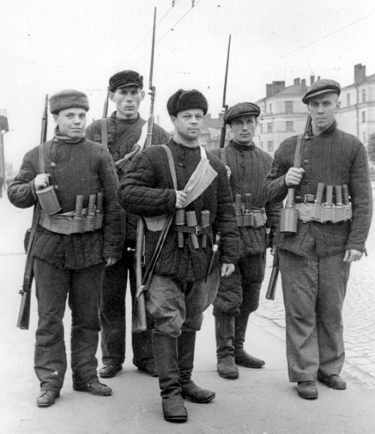 Солдаты РККА с осколочной гранатой РГД-33