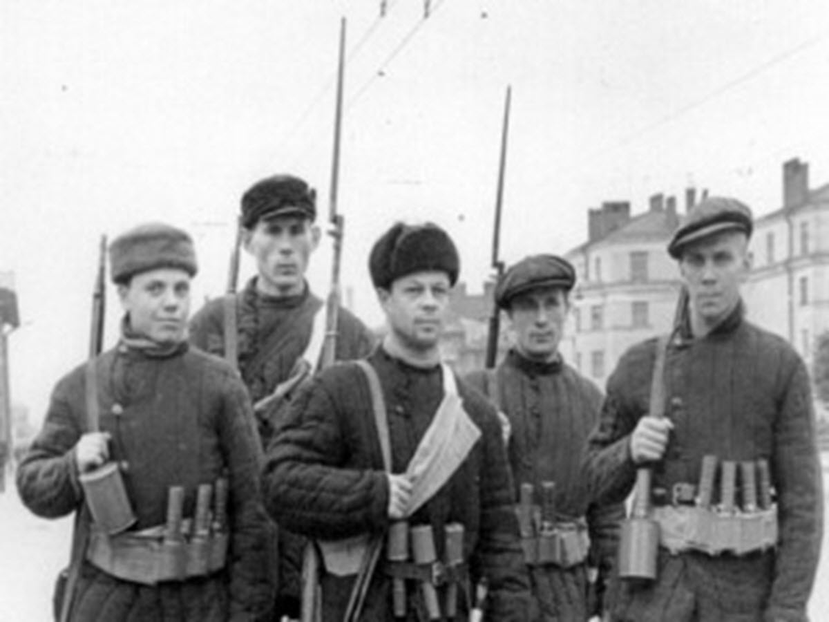 Солдаты РККА с осколочной гранатой РГД-33