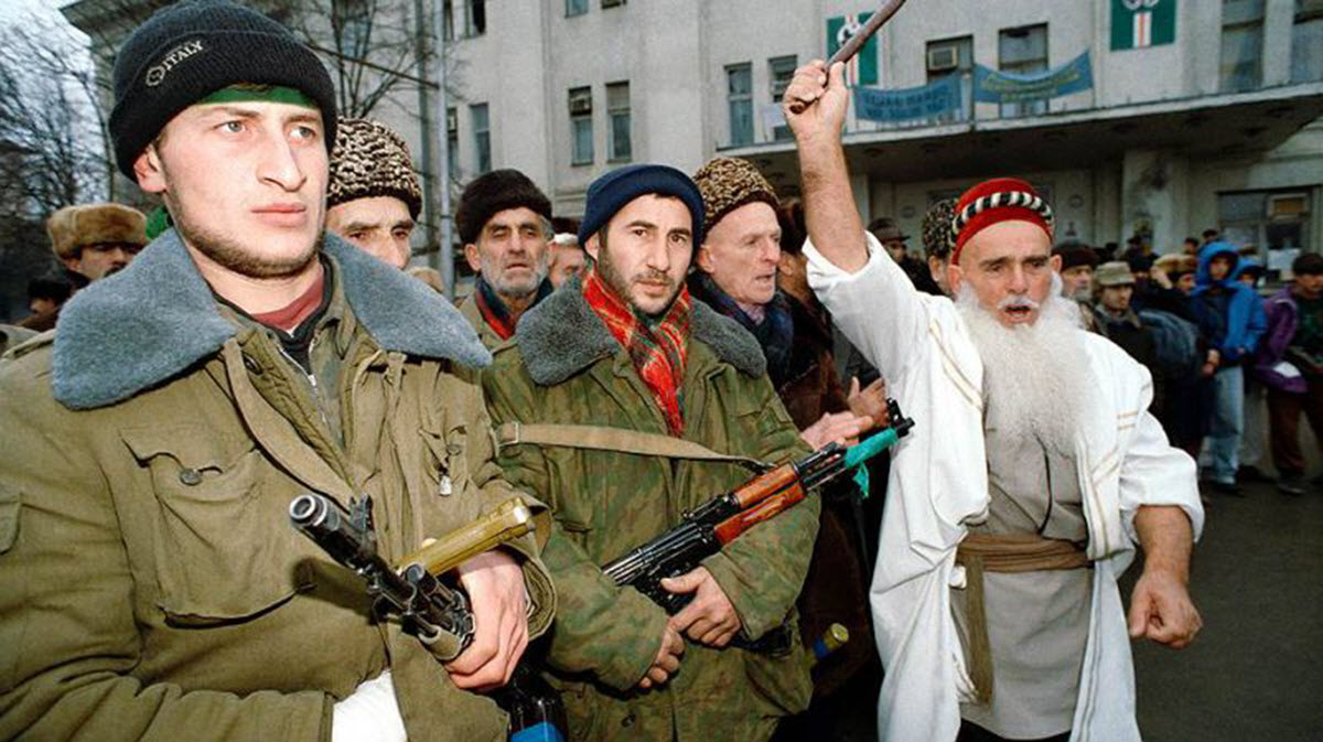 Чеченский боевик с противотанковой гранатой РКГ-3. 1995-1996 год, г.Грозный