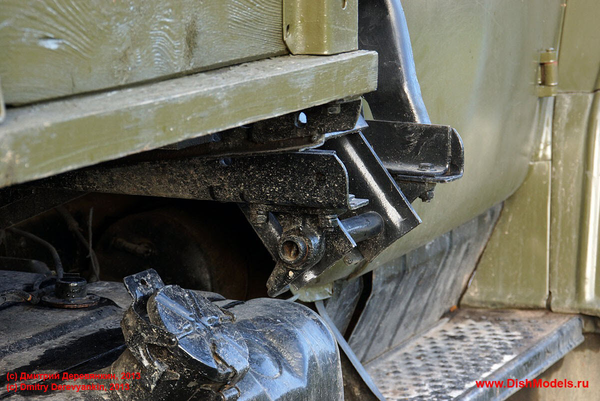 Советский грузовик ЗИЛ-131 с брезентовой крышей